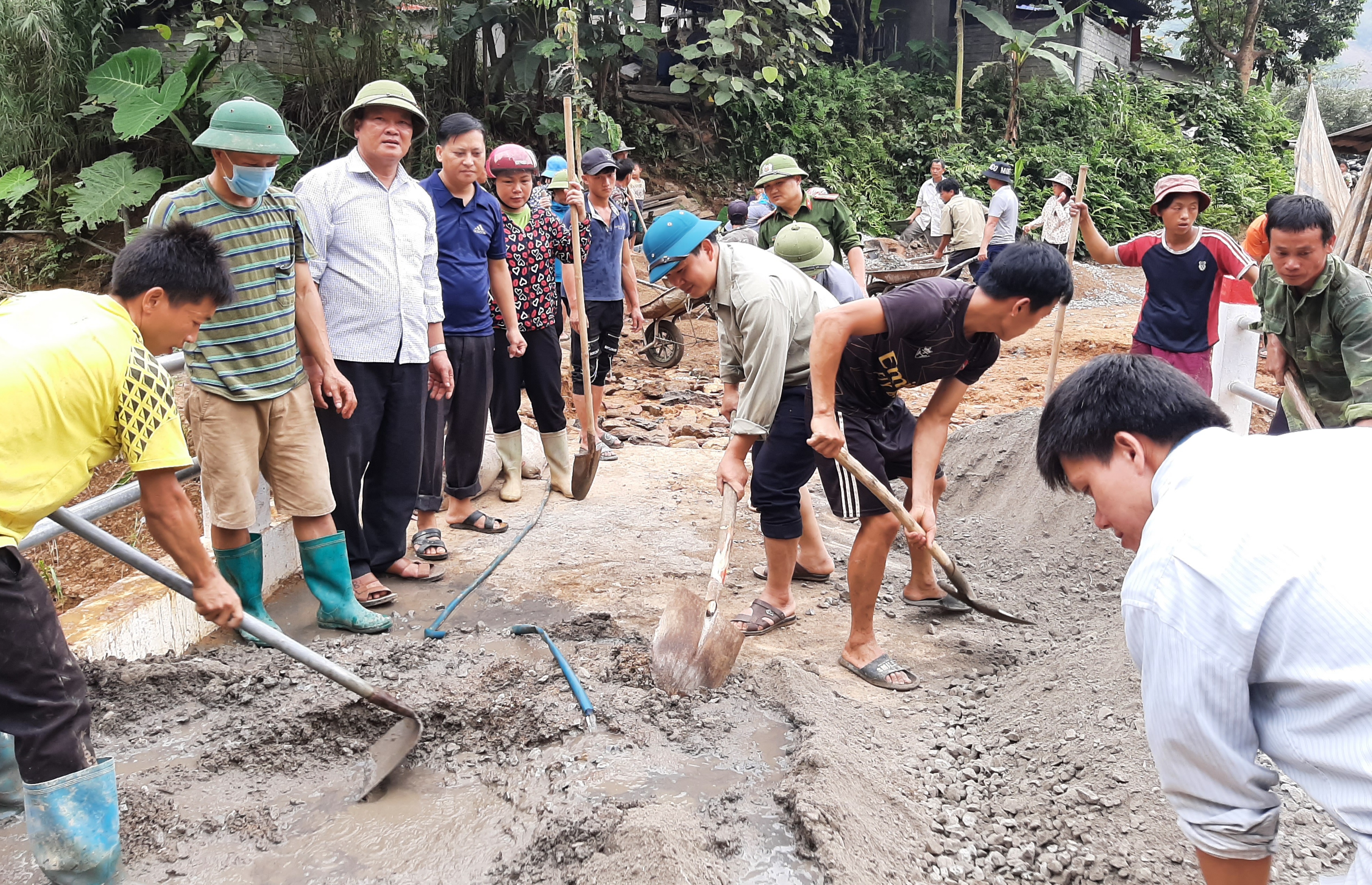 Tham gia phong trào “Ngày thứ 7 xây dựng nông thôn mới, văn minh đô thị” ở Xã Thượng Bình